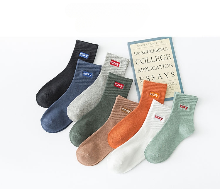 Meias Mid-Calf Bordadas com Letras