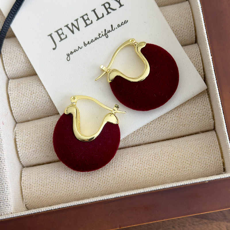 Червоні оксамитові сережки U-подібної форми