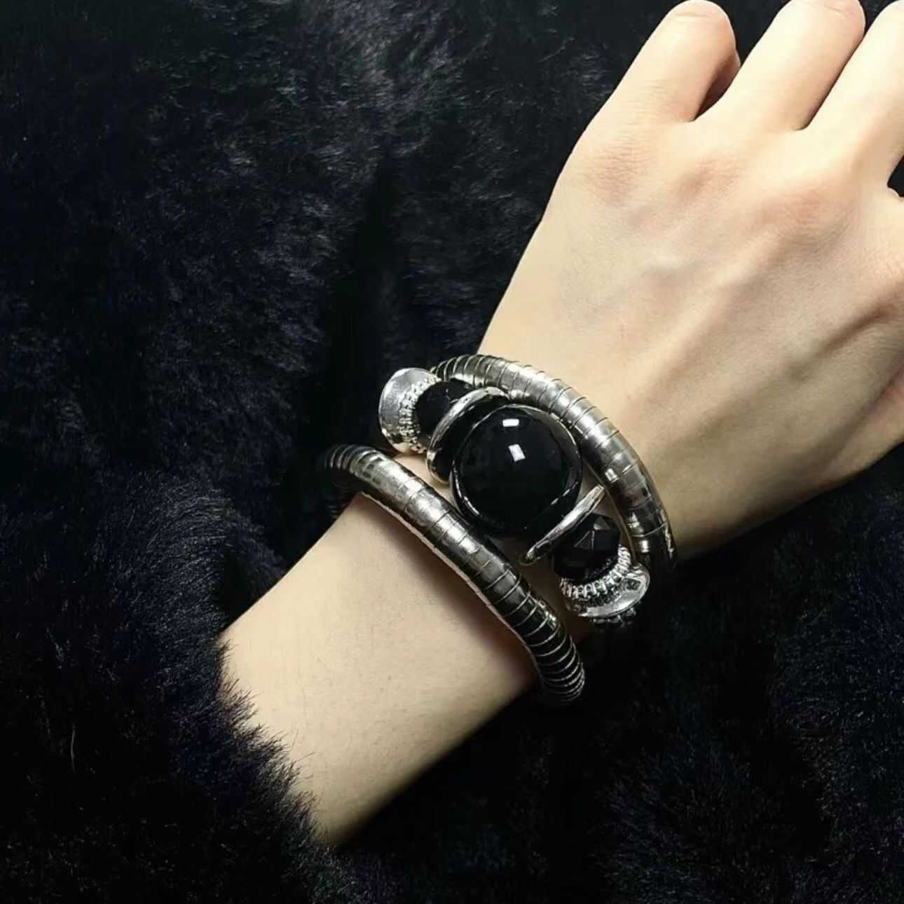 سوار مرن ثلاثي الطبقات بحجر أسود