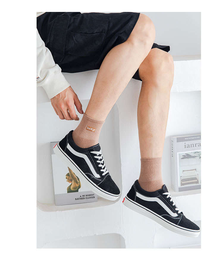 Meias Mid-Calf Bordadas com Letras