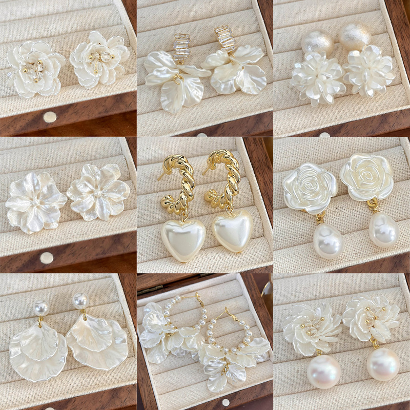 Orecchini con Pendenti a Petali Perlati Strass