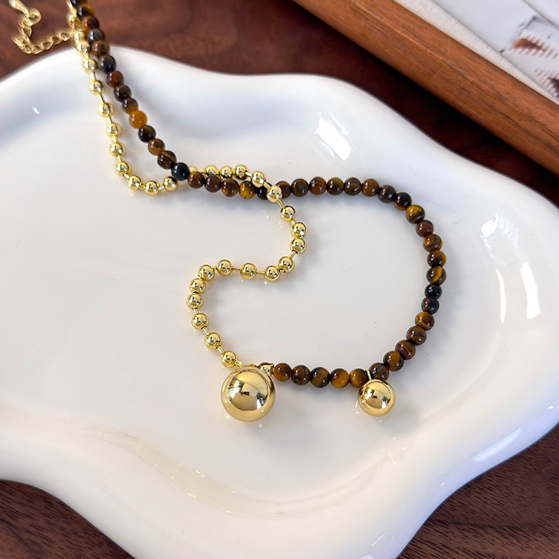 قلادة خرز ثنائية اللون