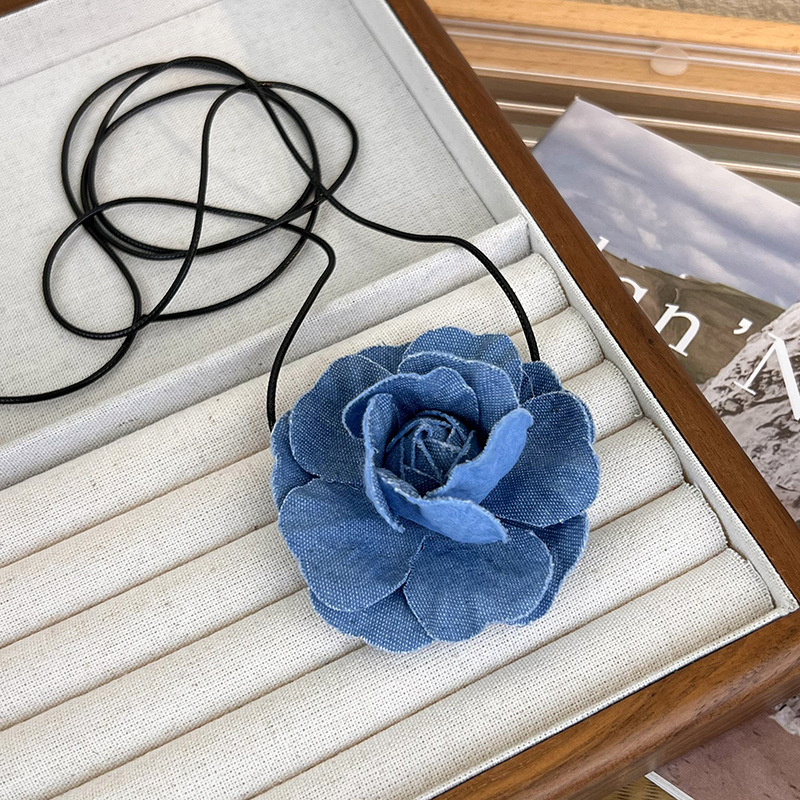 Джинсовий намисто-чокер з камелією