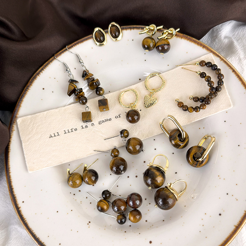 أقراط متدلية من عين النمر