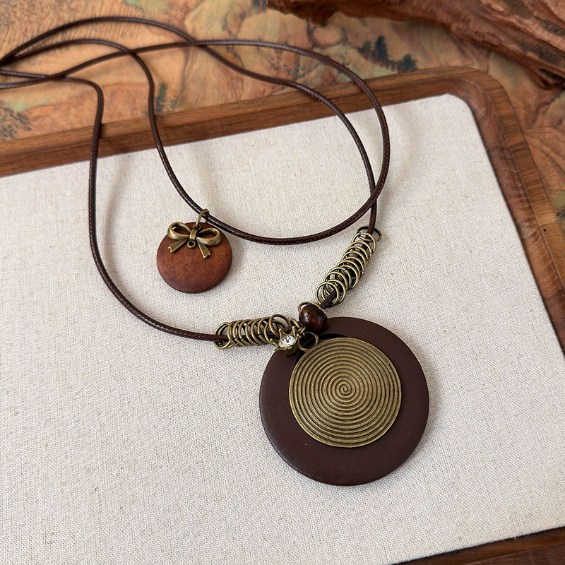 レイヤードビーズネックレス フェザーペンダント付き