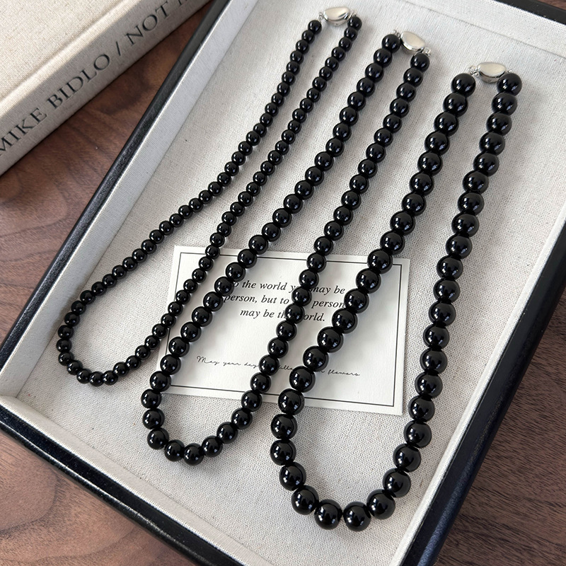 Ожерелье из черных стеклянных бусин