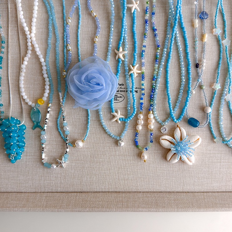 Блакитне намисто з мушлями та намистинами