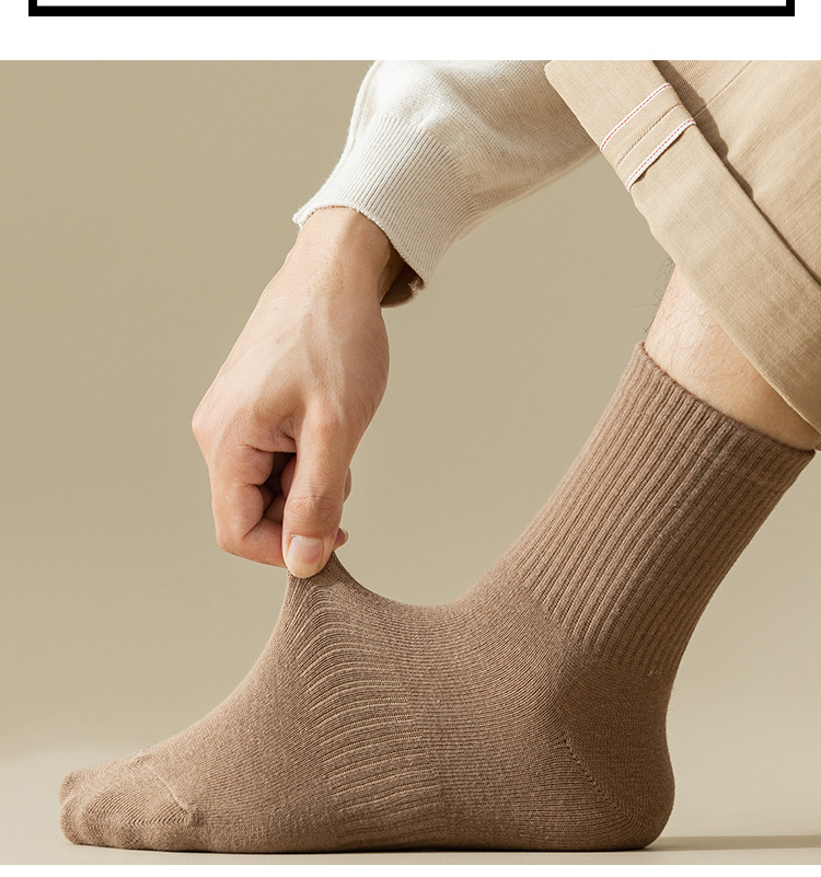 ถุงเท้ากีฬา Mid-Calf สีทึบ