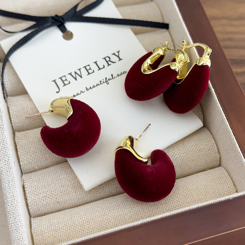 Червоні оксамитові сережки U-подібної форми