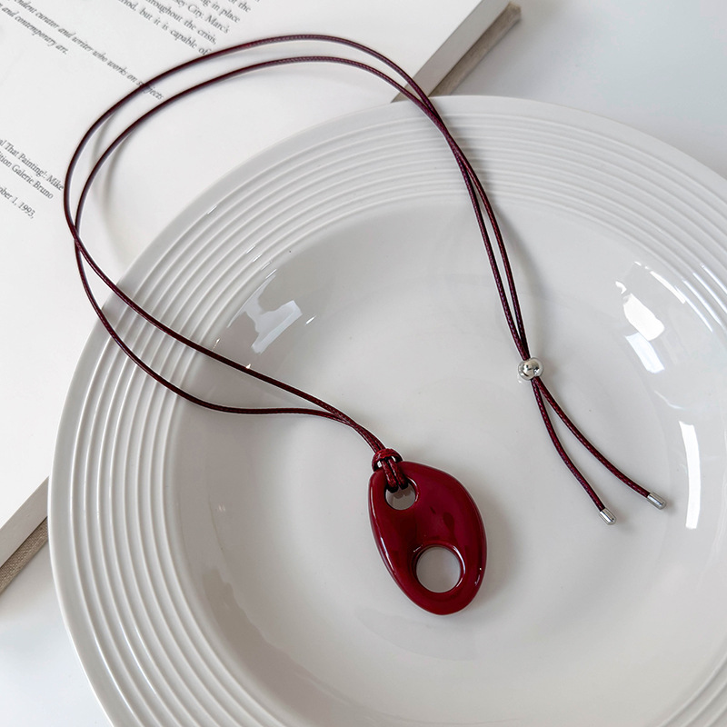 Collana Lunga Nera con Pendente Resina Naso di Maiale