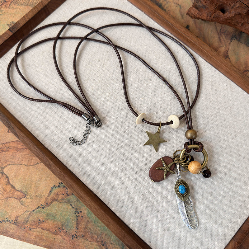 レイヤードビーズネックレス フェザーペンダント付き