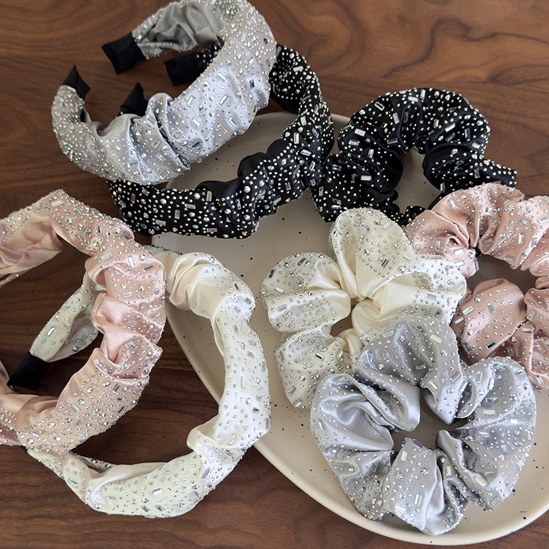 Scrunchies și Bande de Păr cu Strass