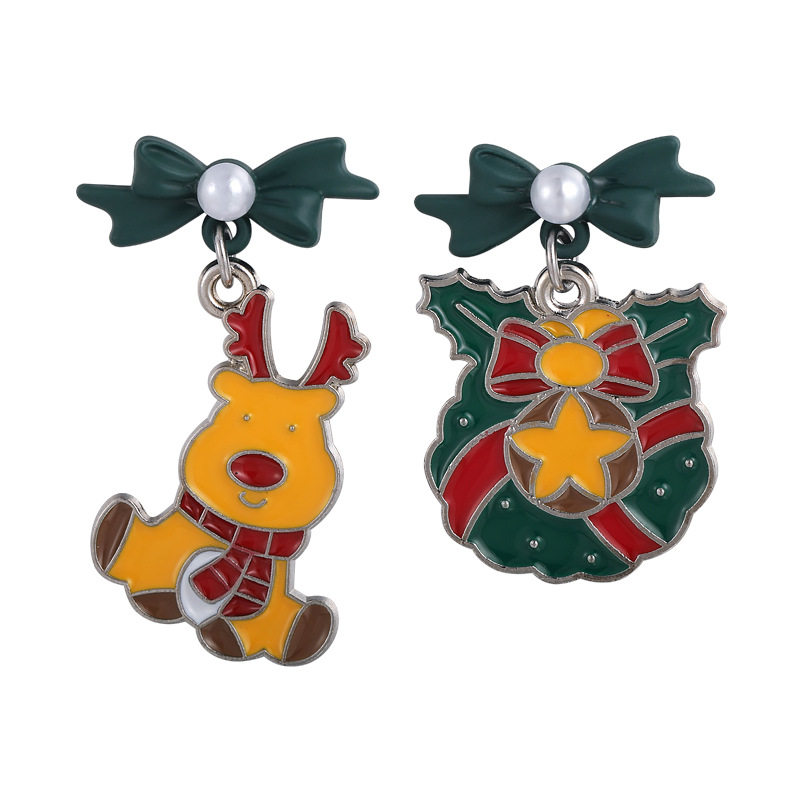 أقراط كريسماس غير متماثلة