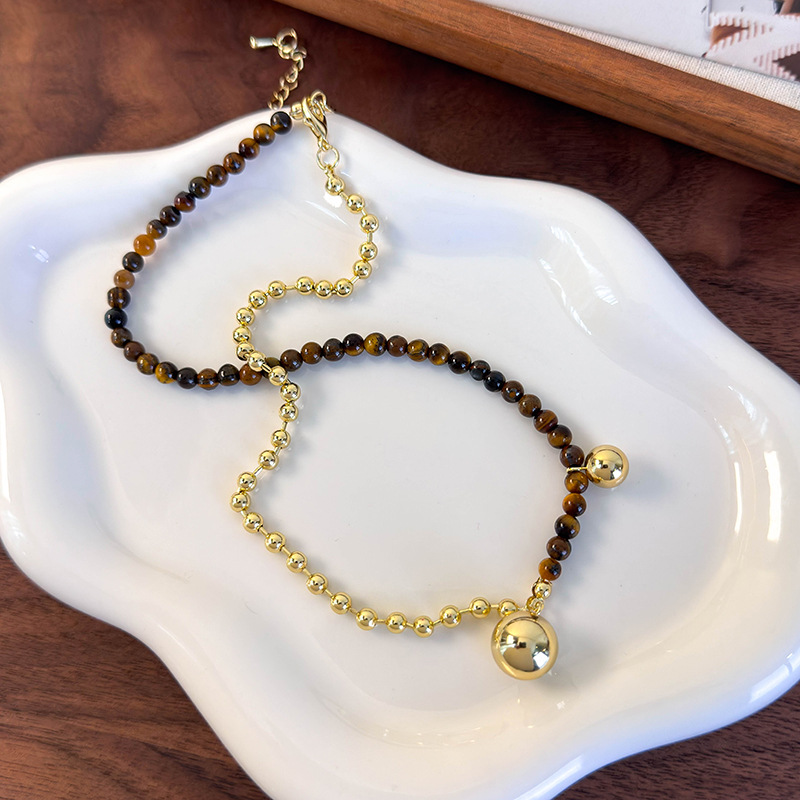 قلادة خرز ثنائية اللون