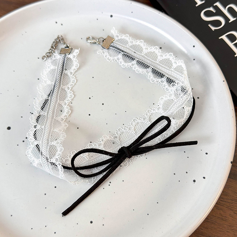 Чорний мереживний чокер з бантом