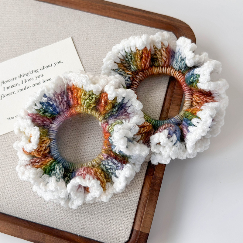Handstickade Ull Scrunchies