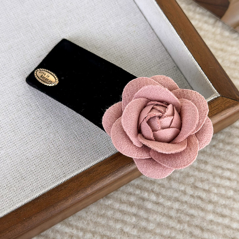 Horquillas y Cintas para el Pelo de Camelia Rosa en Terciopelo Negro