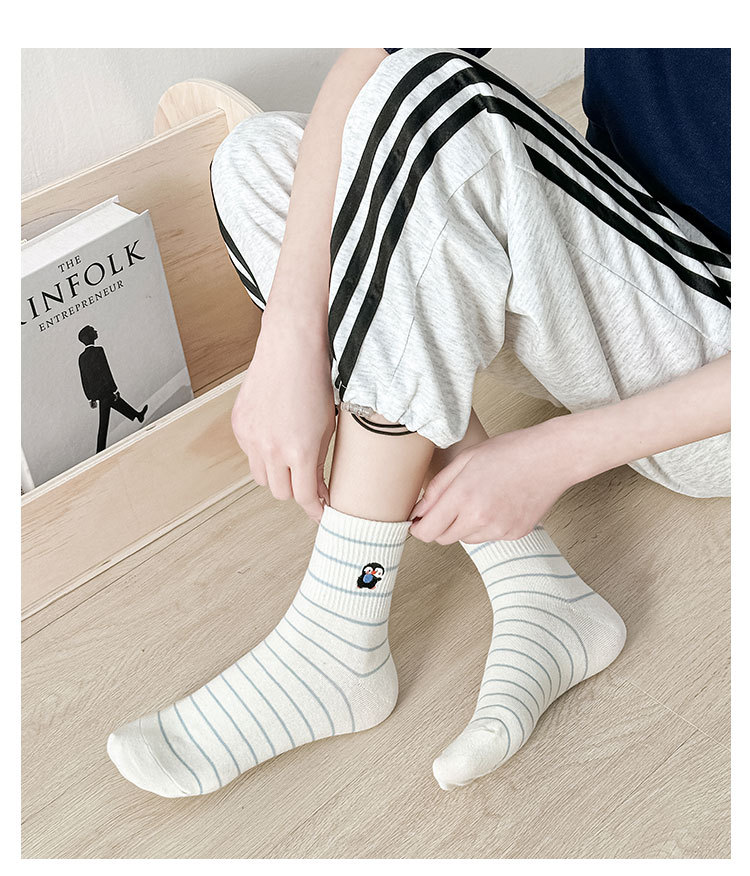 Meias Mid-Calf Femininas Bordadas com Listras e Desenhos Animados