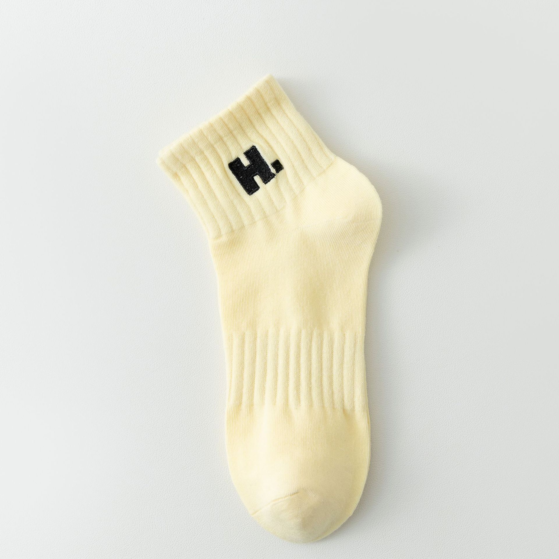 Șosete cu litera H brodată