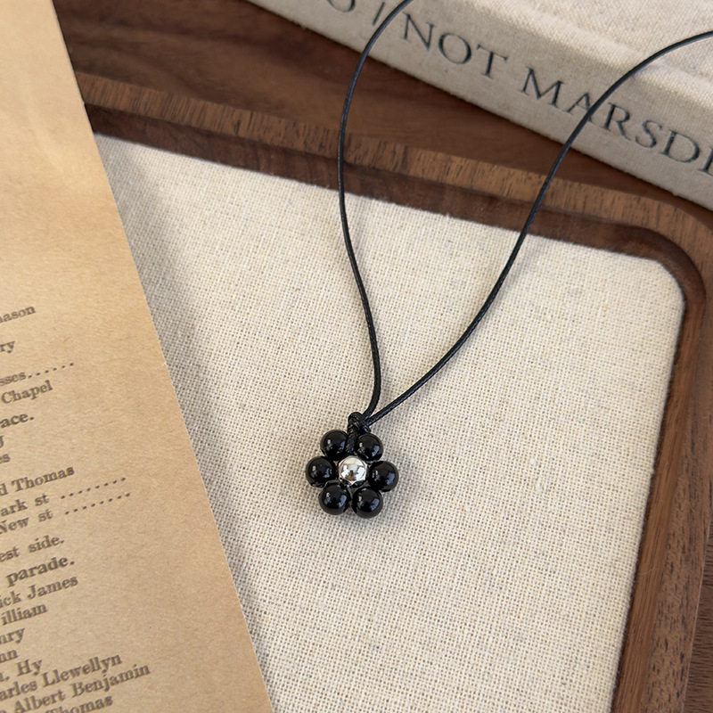 Kore Tarzı Boncuklu Çiçek Pandalı Kolye ve Saç Tokası Seti