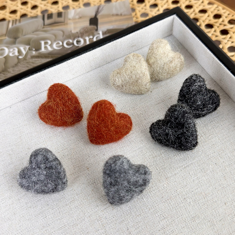 플러시 하트 귀걸이