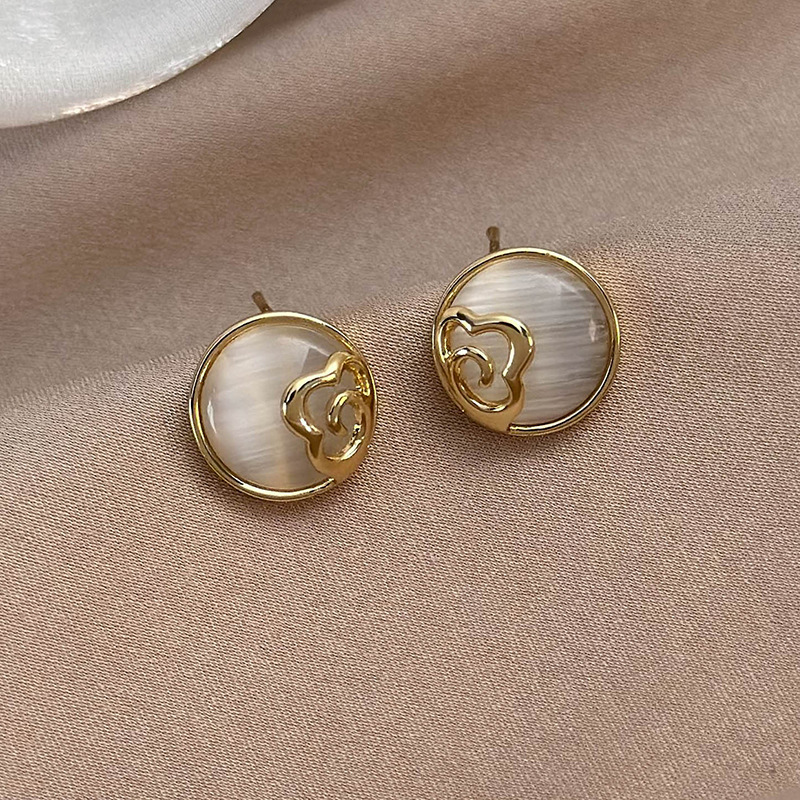 أقراط بحجر عين القط