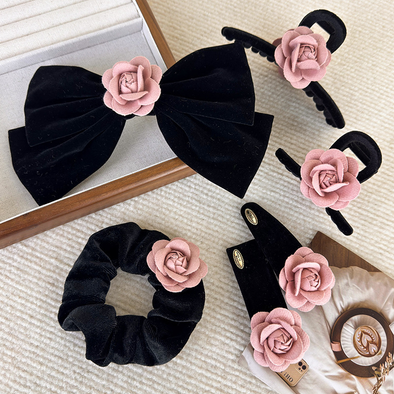 Horquillas y Cintas para el Pelo de Camelia Rosa en Terciopelo Negro