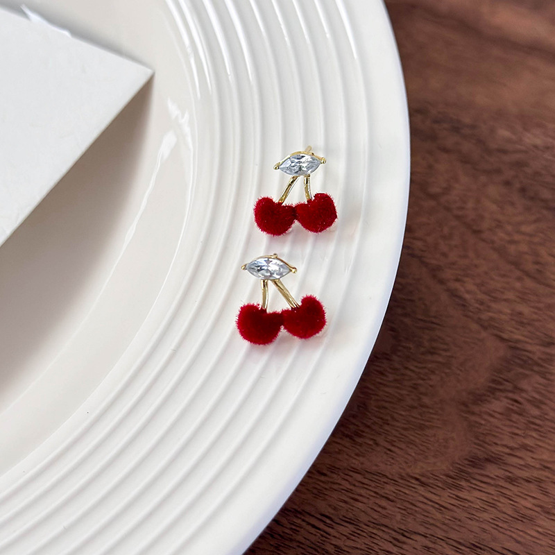 버건디 벨벳 체리 스터드 귀걸이