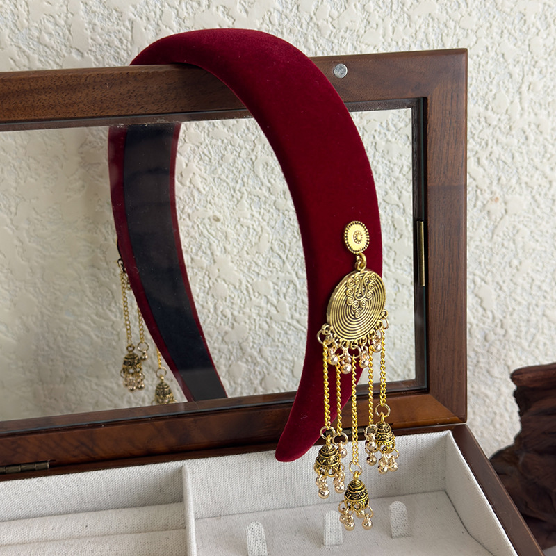 Πλεκτή ζώνη μαλλιών από βελούδο με μεταλλικό μενταγιόν