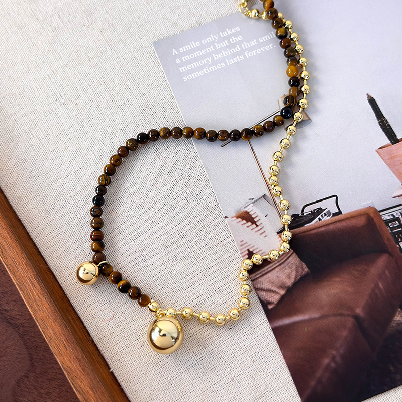 قلادة خرز ثنائية اللون