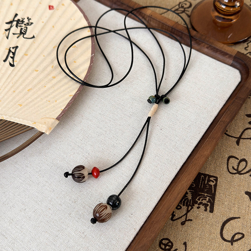 قلادة صنوبر خزفية مضفورة