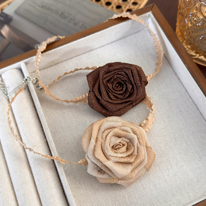 Намисто-чокер із засушеною трояндою