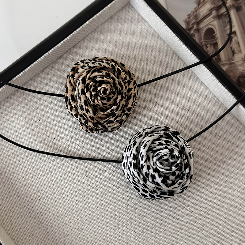 Leopardtryck Ros Choker Halsband