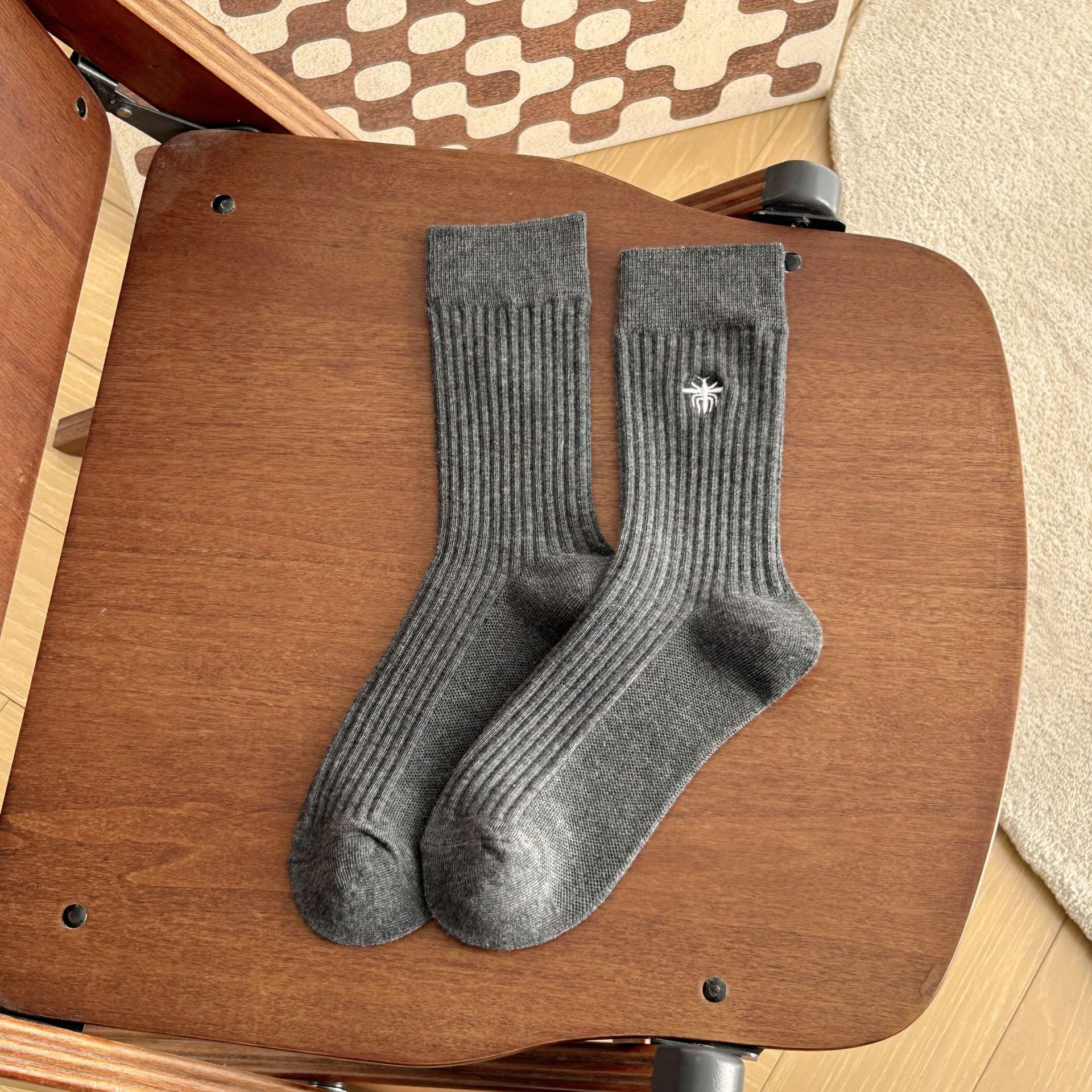 Meias Mid-Calf Bordadas com Abelha