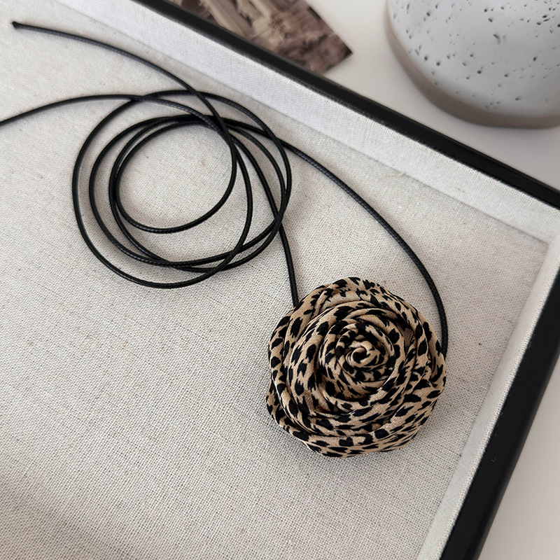 Leopardtryck Ros Choker Halsband