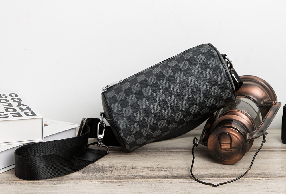 Tas Selempang Pria Motif Kotak-Kotak