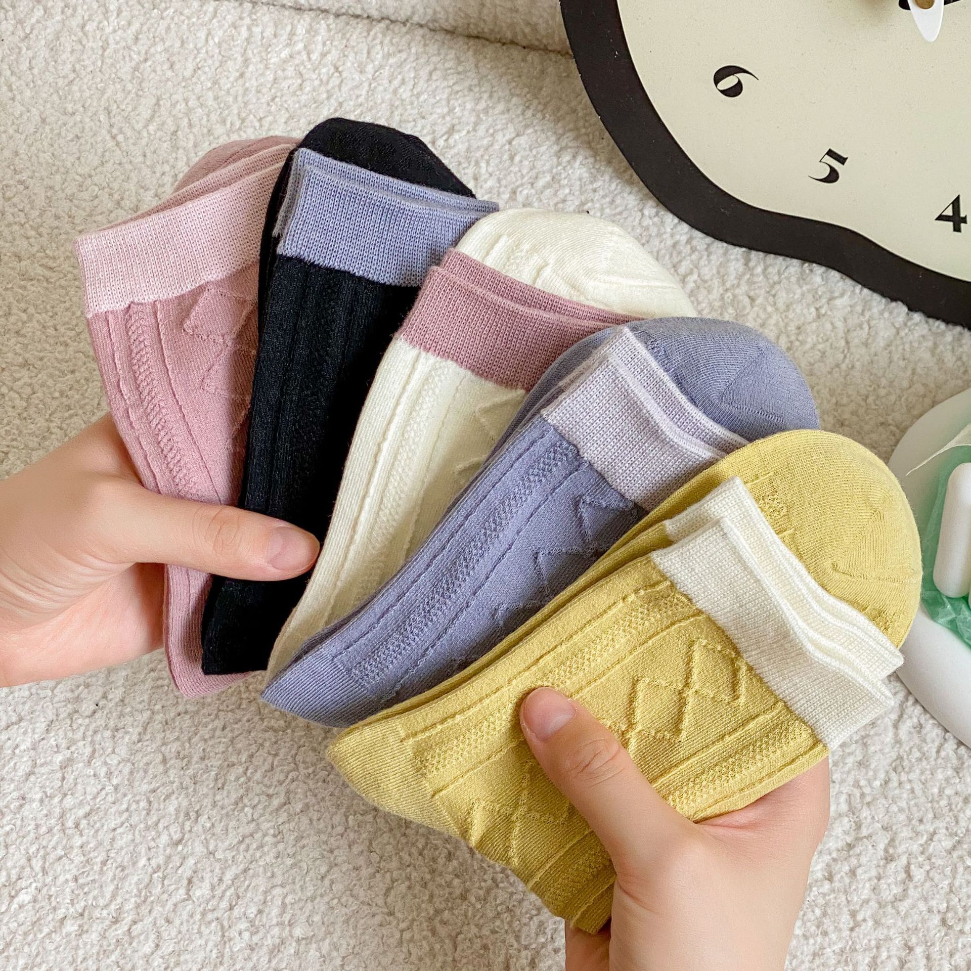 Meias Mid-Calf Argyle com Color-Blocking