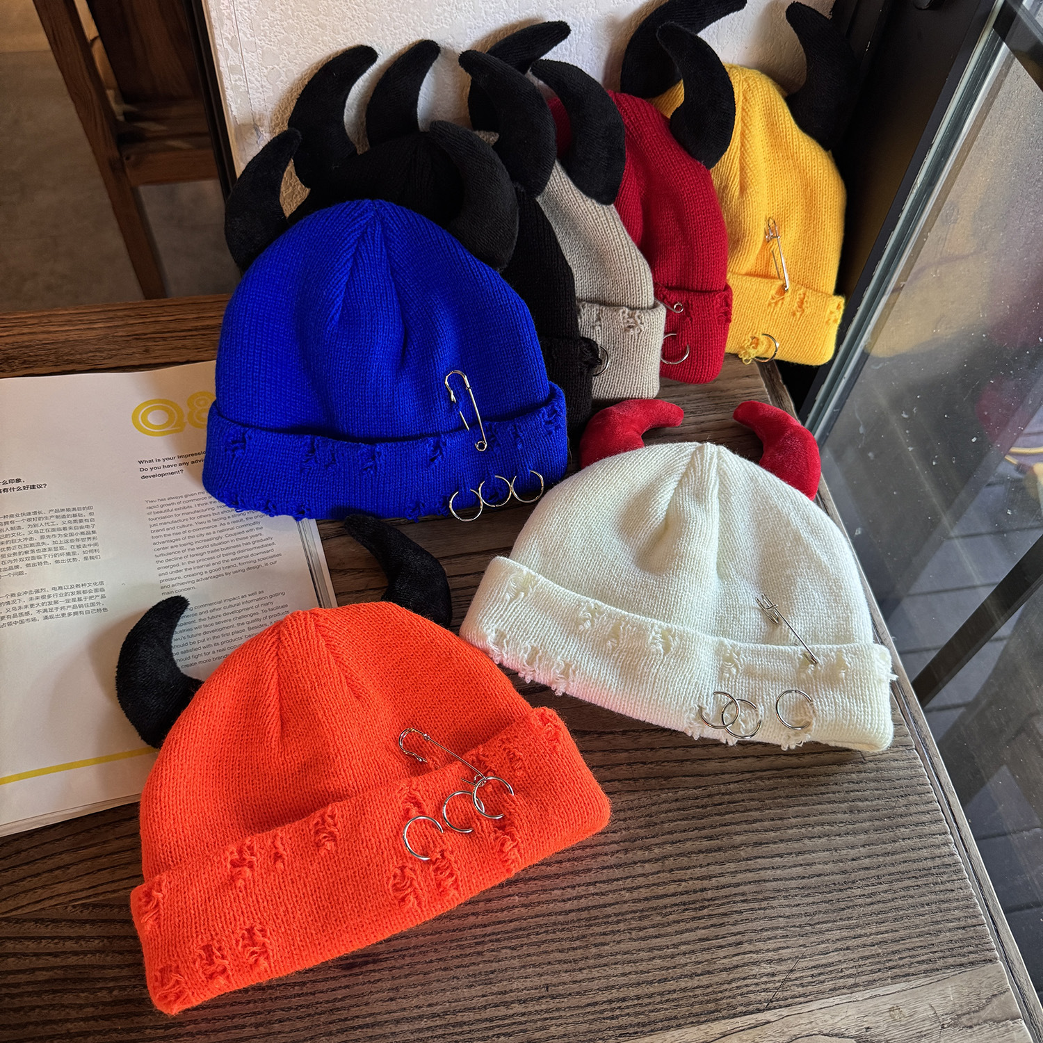 Gorro de Malha Rasgado com Chifres