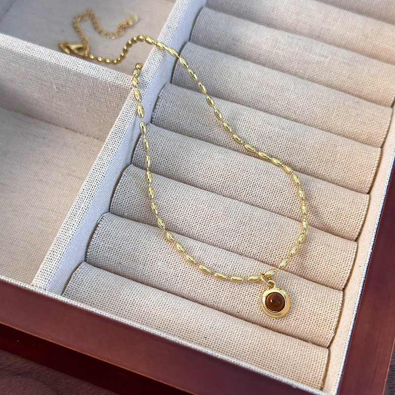 قلادة بقلادة هندسية من عين النمر