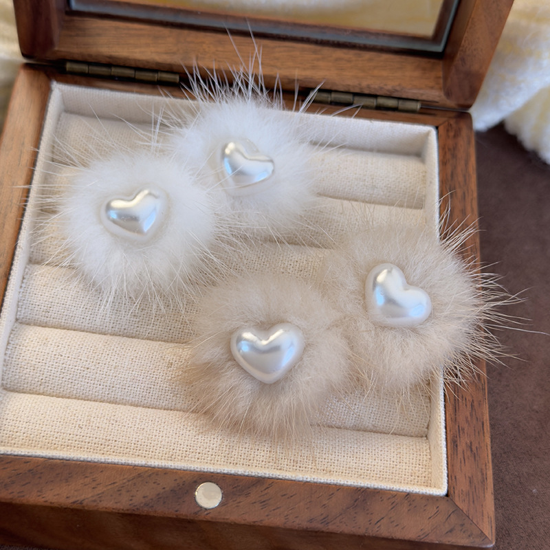 Pendientes de Corazón con Perlas y Piel Sintética