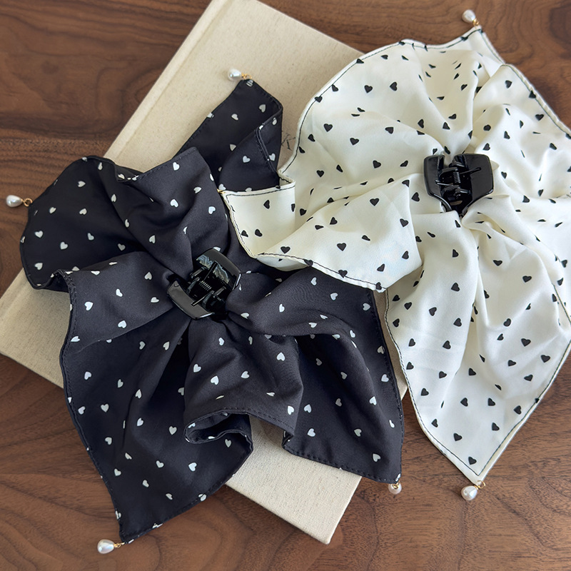 กิ๊บติดผมลายหัวใจและพวงหรีด