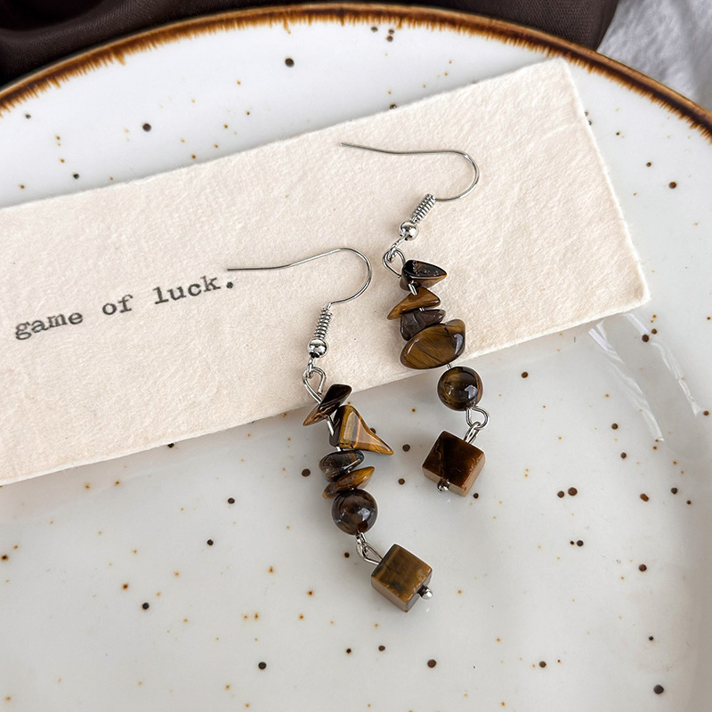 أقراط متدلية من عين النمر