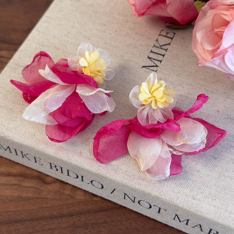 أقراط زهور تول وردية