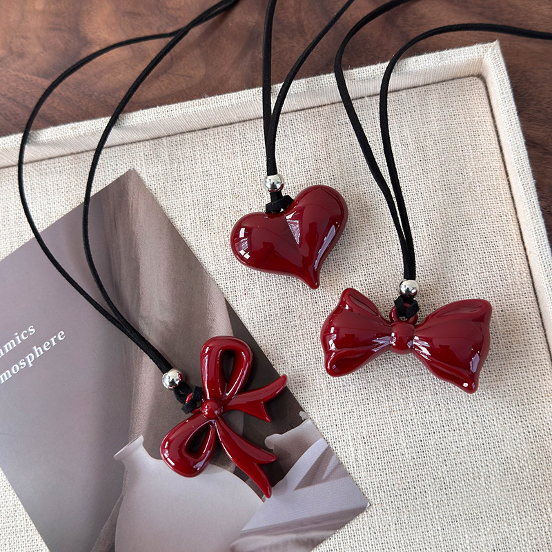 Červený Náhrdelník s Motýlkem z Lana