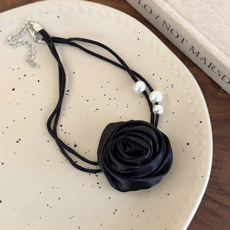 Кольє-чокер з трояндою та камелією