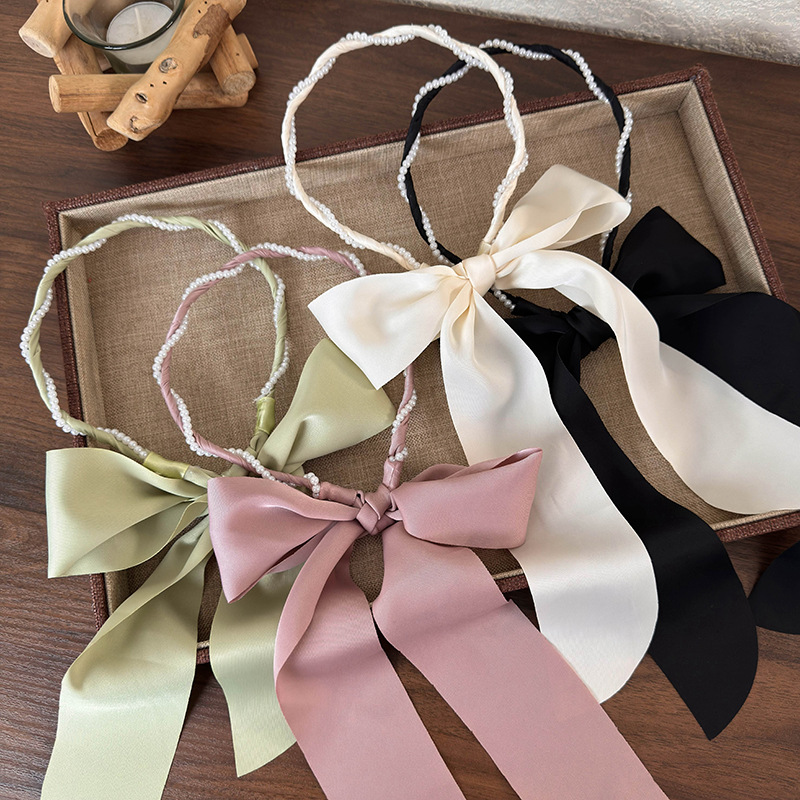 Fita de Cabelo de Cetim com Pérolas