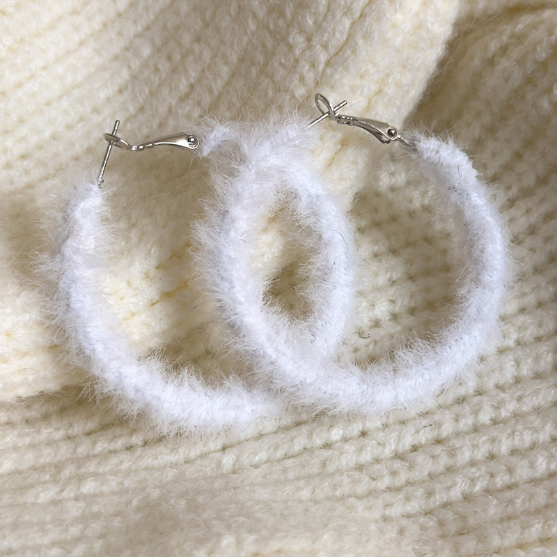 ต่างหูวงกลมขนปุย