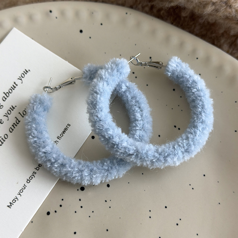 أقراط دائرة ناعمة وطرية