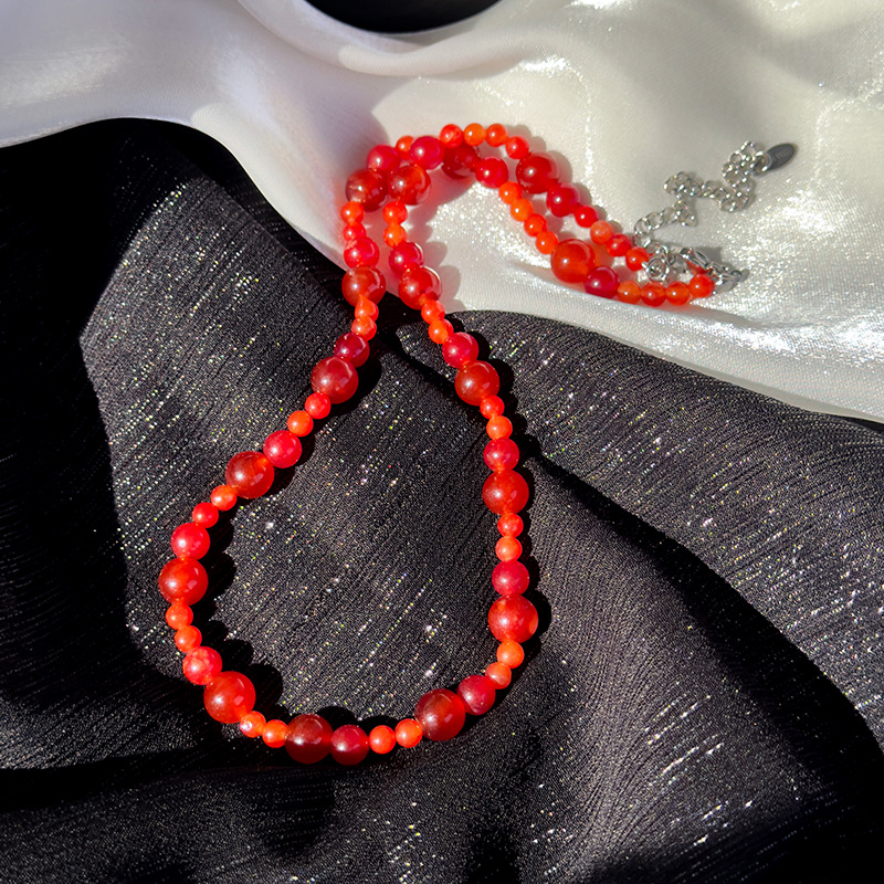 قلادة خرز حمراء