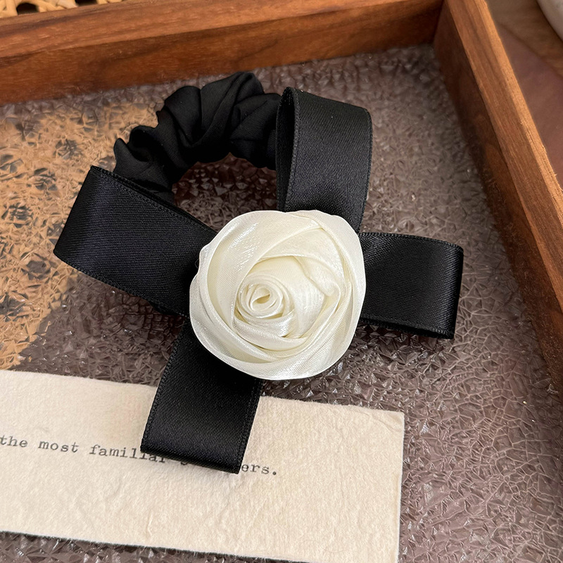 Tüll-Scrunchie mit Rosenschleife